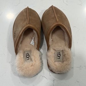 UGG slippers size 6